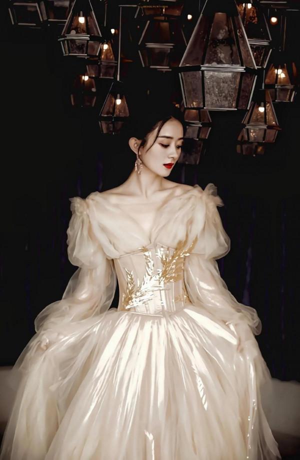 楊冪趙麗穎迪麗熱巴劉詩詩楊穎超仙禮服造型，你最pick誰？