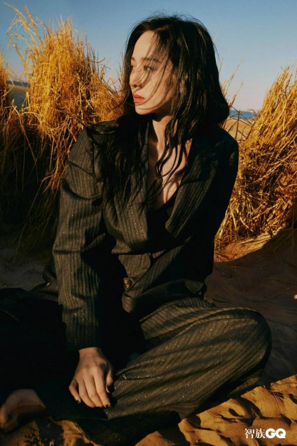 張鈞甯海邊大片曝光 穿黑色紗裙溫柔隨性