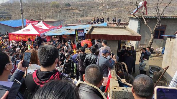 大衣哥的流量被拉麵哥搶了嗎?口碑分化,農村網紅有沒有幕後團隊 大衣哥的流量被拉麵哥搶了嗎?口碑分化,農村網紅有沒有幕後團隊