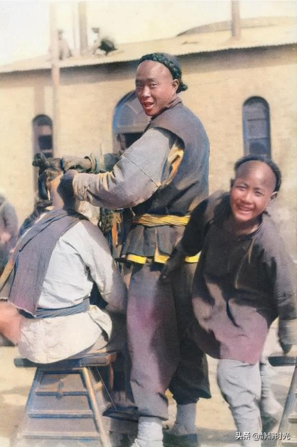 晚清老照片：旗人女子酷似如今名人，衙役摁倒犯人行刑