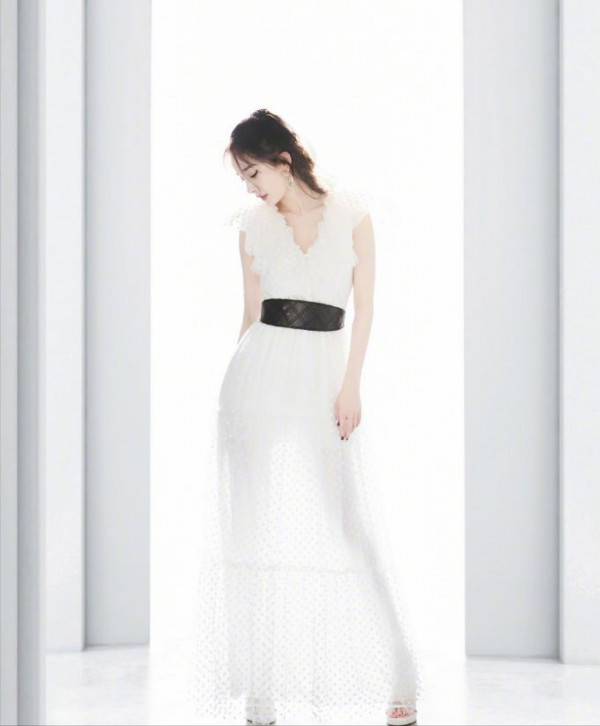 楊冪的時尚感誰不服?這麼老土的針織衫,配條皮短褲瞬間變高階 楊冪的時尚感誰不服?這麼老土的針織衫,配條皮短褲瞬間變高階