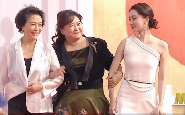 34屆金雞紅毯，張譯緊張到搓衣角，青年演員蹲下為陳道明“讓鏡”