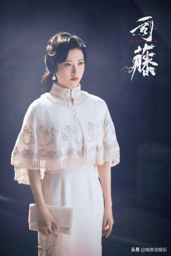 景甜每一次出場都很驚豔！雨中撐傘大秀香肩，穿綠紗裙好似花仙子