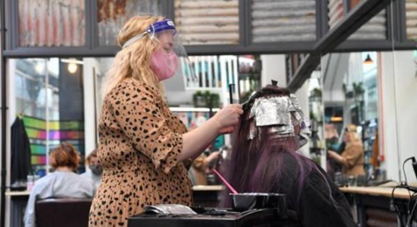 一週只上4天班？英國一家美髮店為員工安排每週一天帶薪假