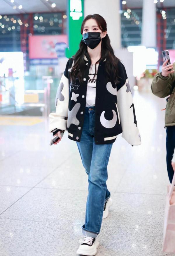 李一桐私服秀，青春靚麗，眼睛特別會笑，給人一種溫馨甜美