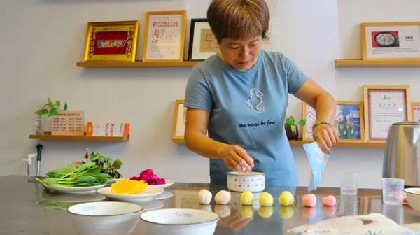 一口下去清甜沁心,走進五顏六色的月餅世界吧 一口下去清甜沁心,走進五顏六色的月餅世界吧