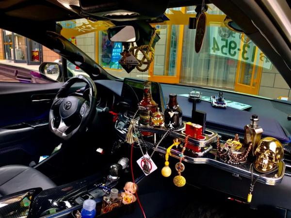 豐田奕澤趴低後化身陸地小坦克,車內竟然還開起了夜店? 豐田奕澤趴低後化身陸地小坦克,車內竟然還開起了夜店?