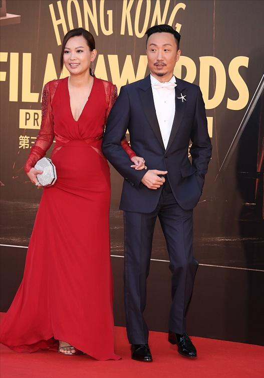 鄭中基一家四口合體,余思敏打扮太隨性,一對兒女眼睛像爸 鄭中基一家四口合體,余思敏打扮太隨性,一對兒女眼睛像爸