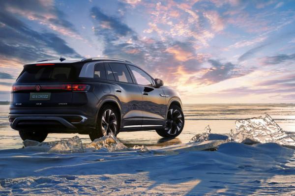 零下30度在冰湖上開電動車漂移是什麼感覺？