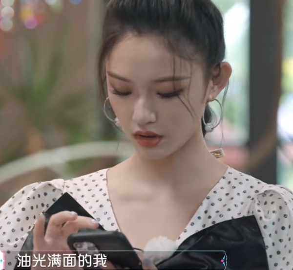 景甜和林允新綜藝太拼！公開素顏證件照比美，禿頭油光滿面太真實