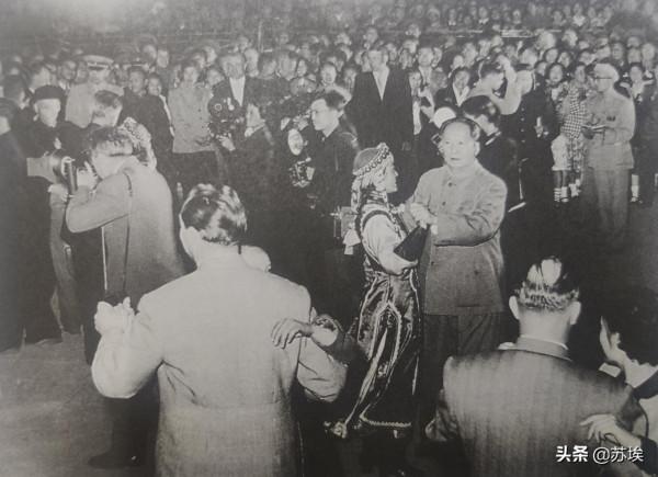 先輩革命家的舞姿如何？美國記者：周恩來第一流，朱德跳舞像長征