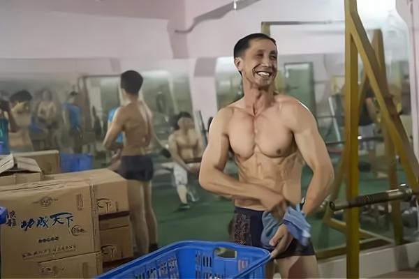 57歲環衛工人堅持健身20年,肌肉身材炸裂,令年輕人自愧不如 57歲環衛工人堅持健身20年,肌肉身材炸裂,令年輕人自愧不如