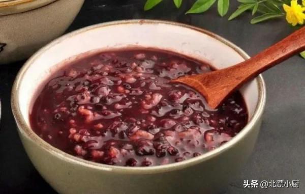 建議大家養生，少吃保健品，多吃&OpenCurlyDoubleQuote;5菜2米&rdquo;，身體輕盈面色好