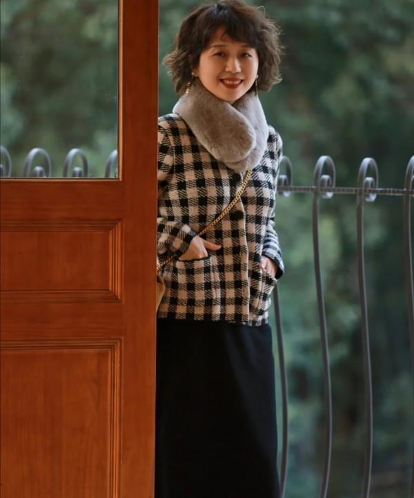 這才是中年女人最好看的春裝搭配！時尚減齡又顯瘦，舒服又接地氣