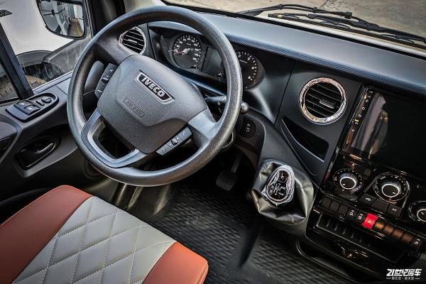 小額頭有兩張床,L型會客區滿足多人使用,新星新依途T600 小額頭有兩張床,L型會客區滿足多人使用,新星新依途T600