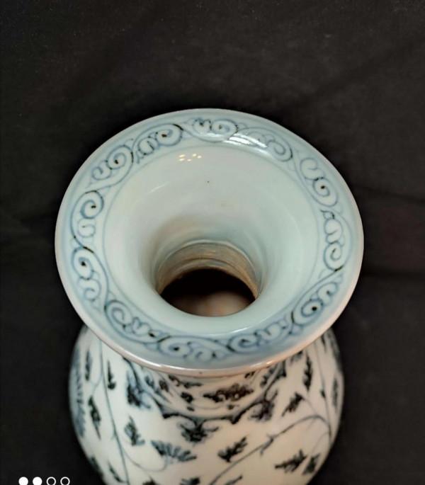 發兩件仿品，一件是明早洪武時期的玉壺春瓶，一件是元青花執壺