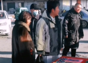 李玉剛回老家過年，打扮低調素顏顯精神，當街摔鞭炮玩鬧似孩童