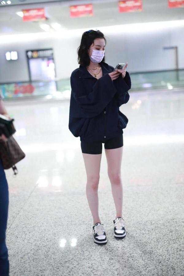 機場抓拍娛樂圈的小花私服，你更喜歡誰