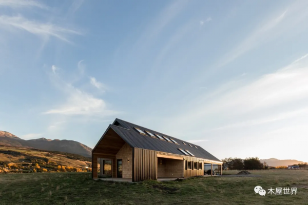 風景與陽光在屋裡匯合，原野中的 Haus III木屋住宅