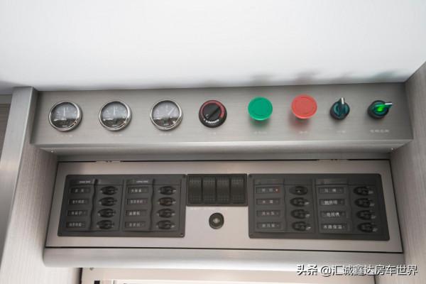 軍綠防爆車體，配四驅V8動力，帶吃住功能！實拍福特4座越野房車