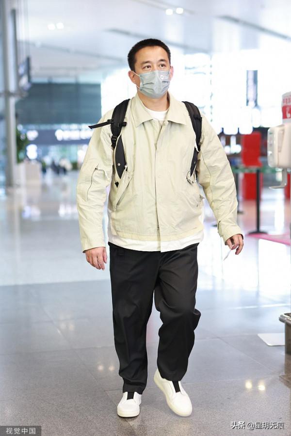 黃磊孫莉帶小女兒現身機場 黃少艾短髮可愛乖巧長腿吸睛 黃磊孫莉帶小女兒現身機場 黃少艾短髮可愛乖巧長腿吸睛