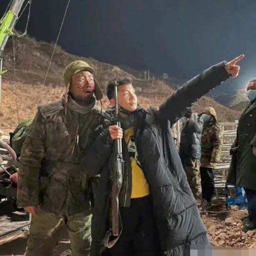 胡軍曬兒子探班照,13歲的康康身高矚目,完美複製爸爸的帥氣 胡軍曬兒子探班照,13歲的康康身高矚目,完美複製爸爸的帥氣