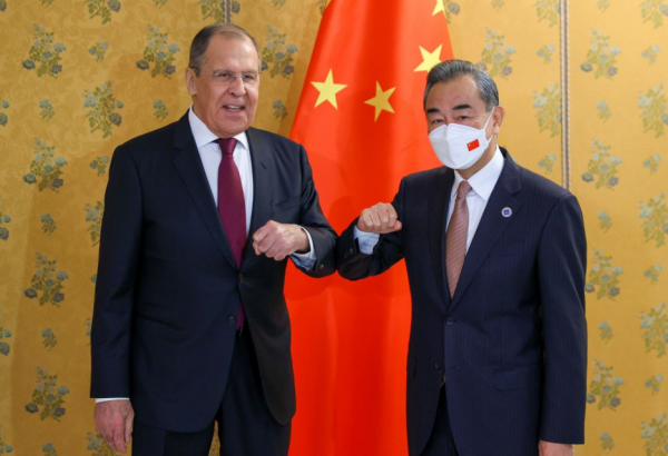 從側門進去，未進行碰肘禮，王毅與布林肯的“羅馬會晤”值得細品