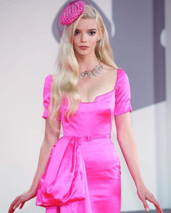 AnyaTaylorJoy 成為Dior新任全球品牌大使，回顧她穿過的Dior 美衣