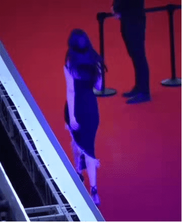 楊冪伸脖似鴕鳥,鹿晗關曉彤像老大爺,儀態差,顏值再高也白搭 楊冪伸脖似鴕鳥,鹿晗關曉彤像老大爺,儀態差,顏值再高也白搭