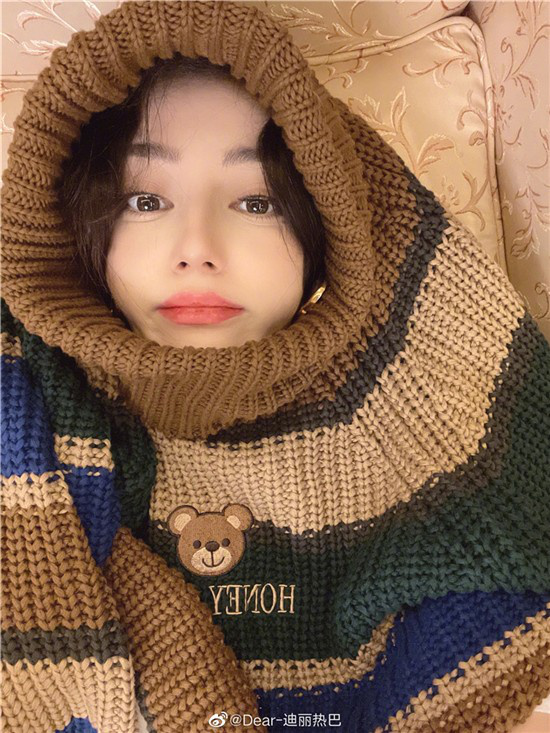 迪麗熱巴曬自拍對鏡嘟嘴賣萌 喊粉絲吃元宵啦