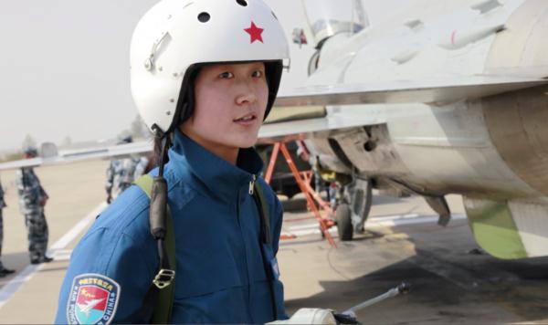 硬核!從飛殲擊機到武裝直升機,陸航首位女機長來了 硬核!從飛殲擊機到武裝直升機,陸航首位女機長來了