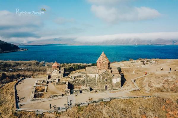 在亞美尼亞塞凡湖,邂逅一場浪漫美麗的婚禮 在亞美尼亞塞凡湖,邂逅一場浪漫美麗的婚禮