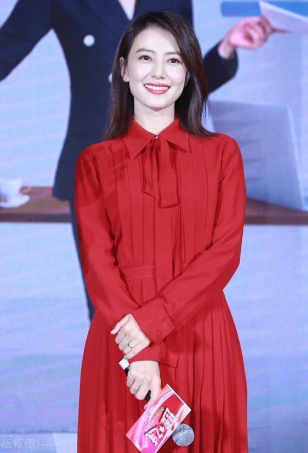 高圓圓穿紅長裙亮相東方衛視招商大會,溫婉優雅妝容精緻笑靨如花 高圓圓穿紅長裙亮相東方衛視招商大會,溫婉優雅妝容精緻笑靨如花