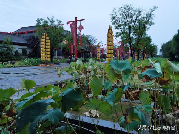 漢EV自駕山東，帶著家人來逛沂州古城，孩子一人就能吃兩串魷魚