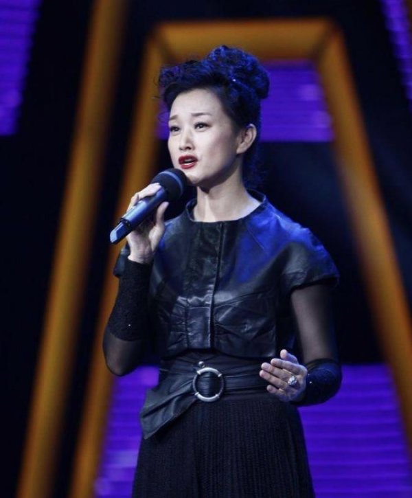 55歲宋祖英真“敢穿”,短袖皮衣配百褶裙,扎丸子頭氣質也驚豔 55歲宋祖英真“敢穿”,短袖皮衣配百褶裙,扎丸子頭氣質也驚豔