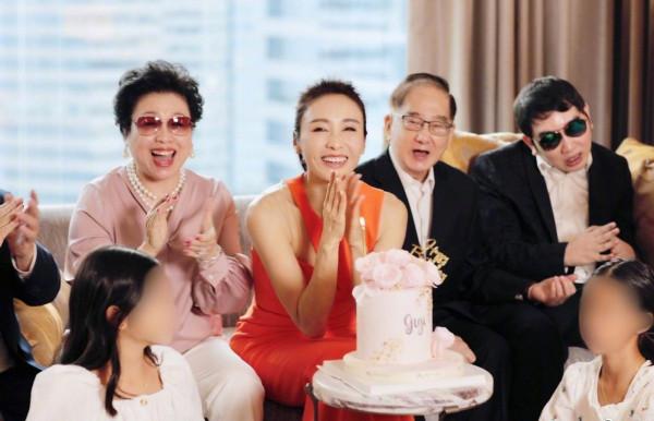 黎姿50歲生日宴排場大，一家8口大合影，她一襲長裙減齡又時尚