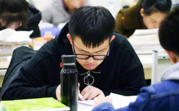 學碩和專碩有不同,在考公時會有影響,考研的大學生要知道 學碩和專碩有不同,在考公時會有影響,考研的大學生要知道