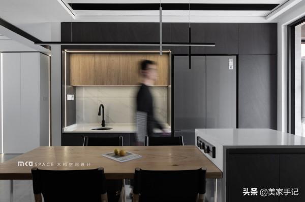 福建夫婦107㎡家火了，僅憑一個客廳就圈粉無數，空間利用率超高