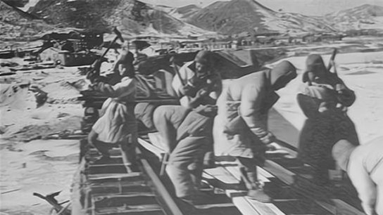 志願軍缺汽車！還故意讓美軍飛機炸！彭總得知內情大喜：全軍推廣