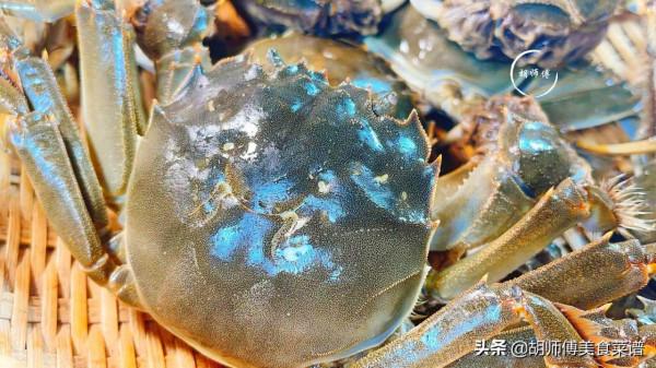 買螃蟹時，挑青殼還是黃殼？老漁民說：區別很大，買錯難吃浪費錢