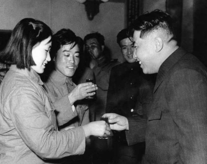 金日成訪華時，被我國少將突然摟住脖子，少將：老金，你怎麼來了