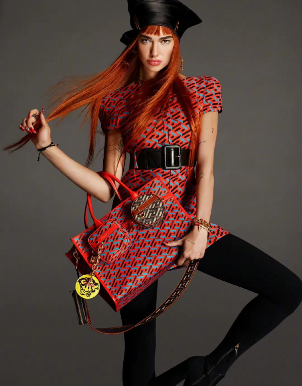 為Versace大秀開閉，Dua Lipa值得