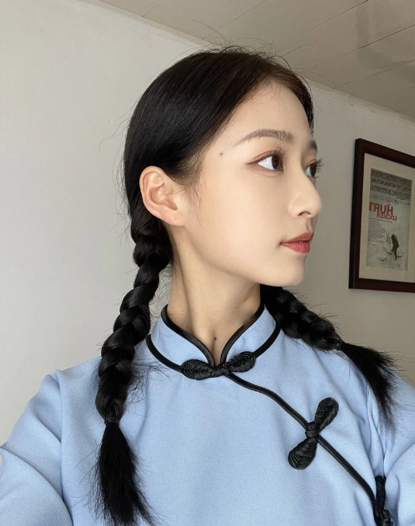 領誦員馮琳又火了，開學典禮上精彩發言，卻因學歷無緣央視