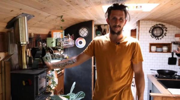 美國夫妻不願當房奴,花2千美元買輛廢棄大巴改裝成房子 美國夫妻不願當房奴,花2千美元買輛廢棄大巴改裝成房子