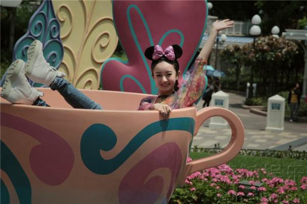 在迪士尼遊玩的趙麗穎公主，美嗎？