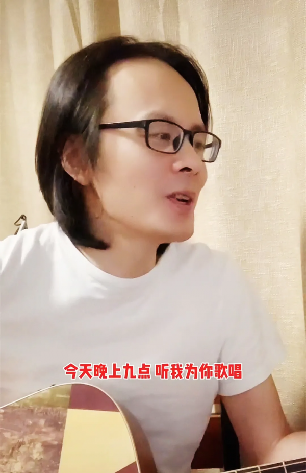 還在努力的易欣和唐磊，曾經的網路歌手，如今成了網紅主播