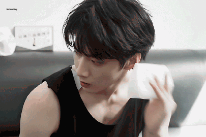 天哪！劉耀文的肌肉線條也太明顯了吧，他才16歲啊