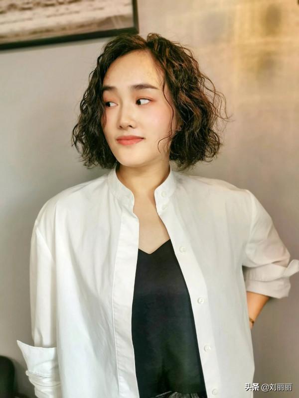 別再剪過時的髮型了，這才是當下流行的髮型，長短都能美出新花樣