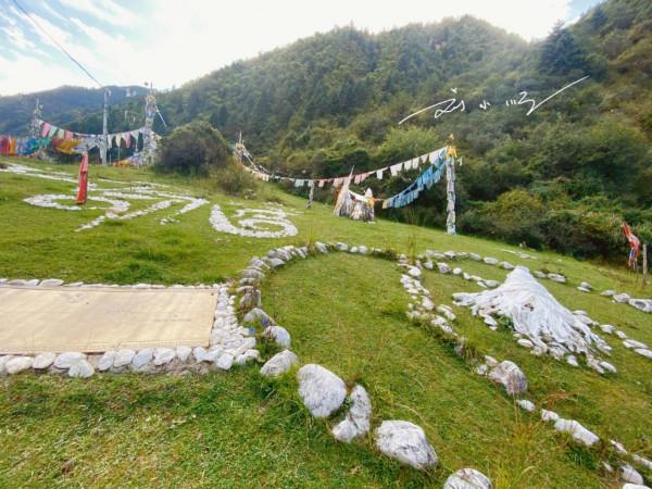 西藏昌都的神奇道場,位於317國道旁,據說在此打坐能感應全世界 西藏昌都的神奇道場,位於317國道旁,據說在此打坐能感應全世界