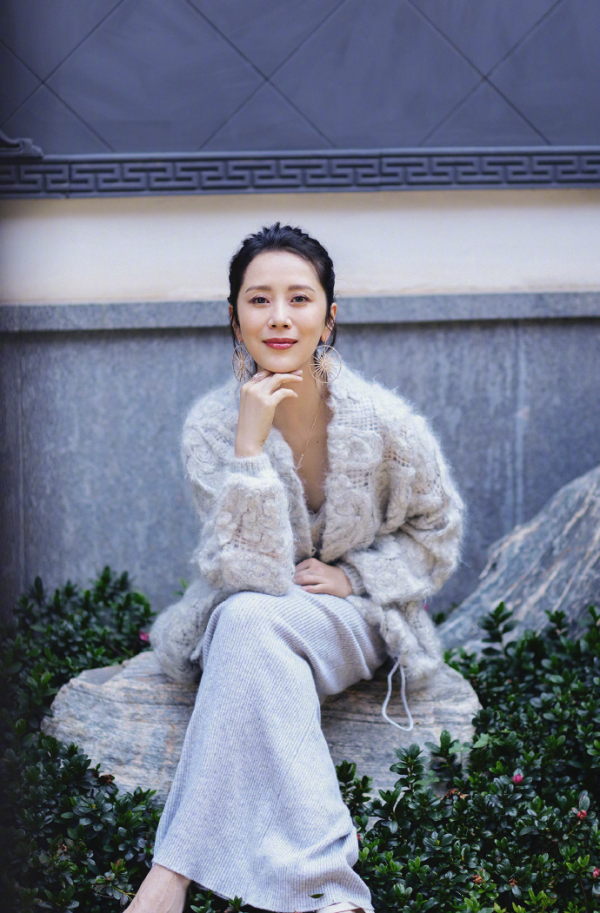 海清的高階感藏不住了，鏤空毛衣搭配針織裙，簡直就是&OpenCurlyDoubleQuote;逆生長&rdquo;